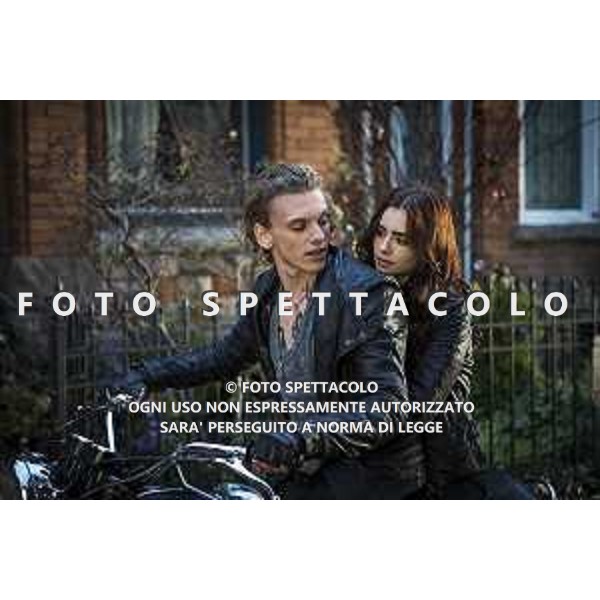 Lily Collins e Jamie Campbell Bower - Shadowhunters - Città di ossa ©Eagle Pictures