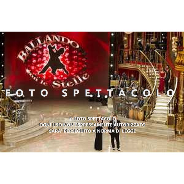 Milly Carlucci e Paolo Belli durante il programma \'\'Ballando con le stelle\'\' all\'auditorium RAI del Foro Italico a Roma, oggi 7 gennaio 2012. ANSA/CLAUDIO PERI