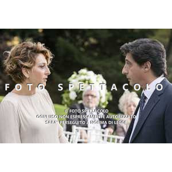 Paola Minaccioni ed Emilio Solfrizzi - Un matrimonio da favola ©01 Distribution